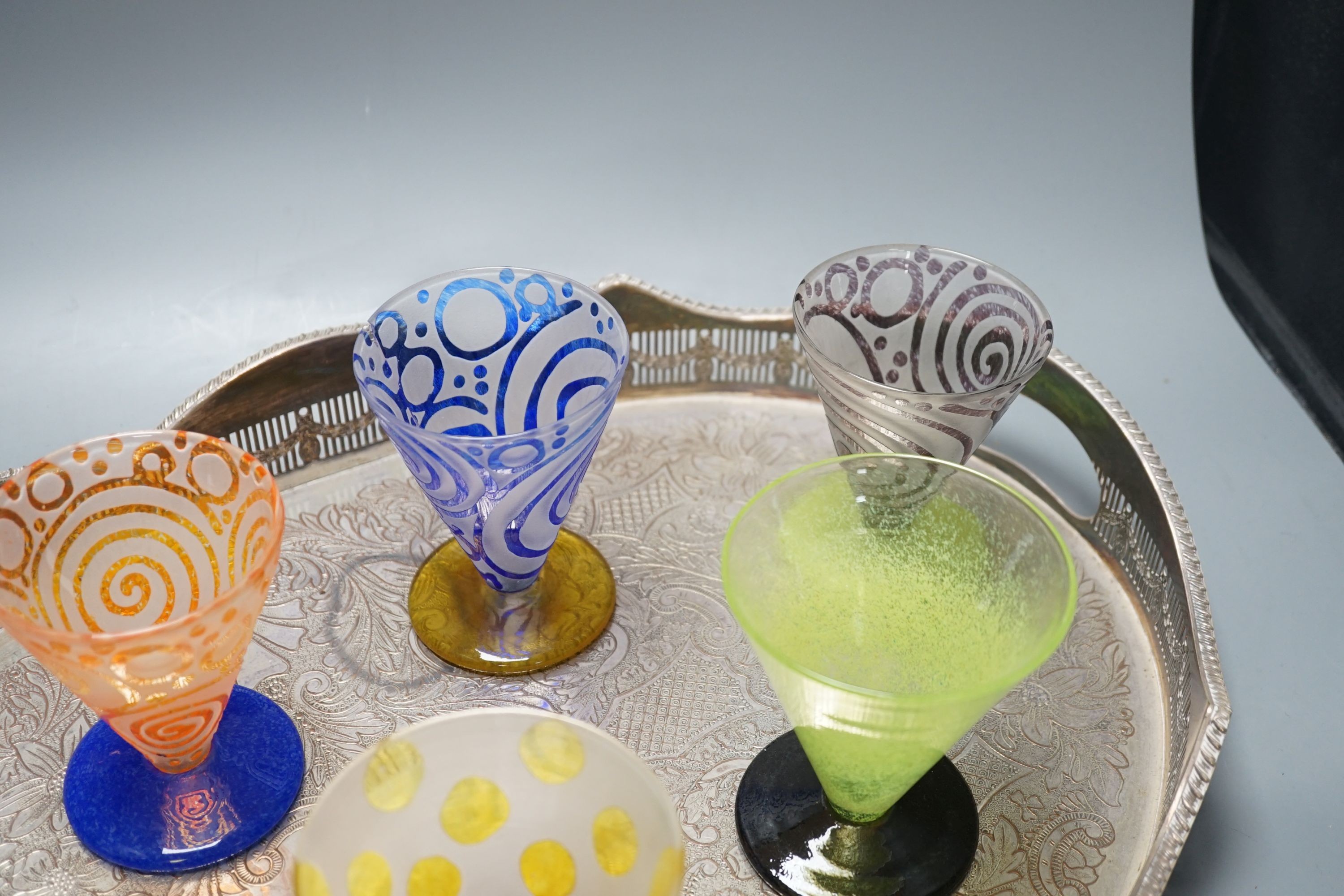 A plated tea tray, 7 art glass glasses and a Markus Karl Losse ‘World Wheels’ tie